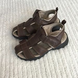 Carter’s // Brown Velcro Sandals (little boys) 🦋